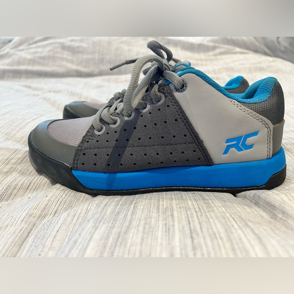 Kids' Gray & Blue Low-Top Sneakers